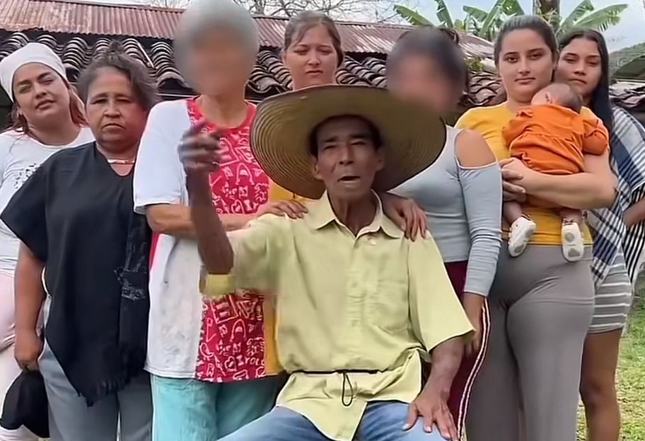 Tiene de esposas a mujeres de su familia.