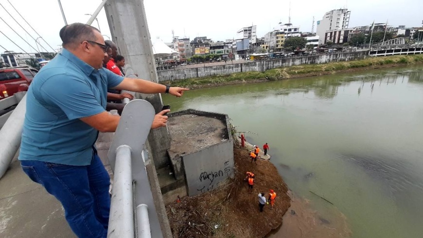 Delincuente se lanzó al río Quevedo.