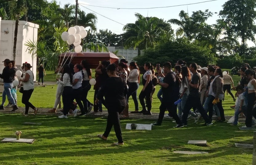 A menos de 30 horas de haber sido asesinada a tiros, la exreina de belleza, Landy Párraga, fue sepultada en Quevedo, su ciudad natal.