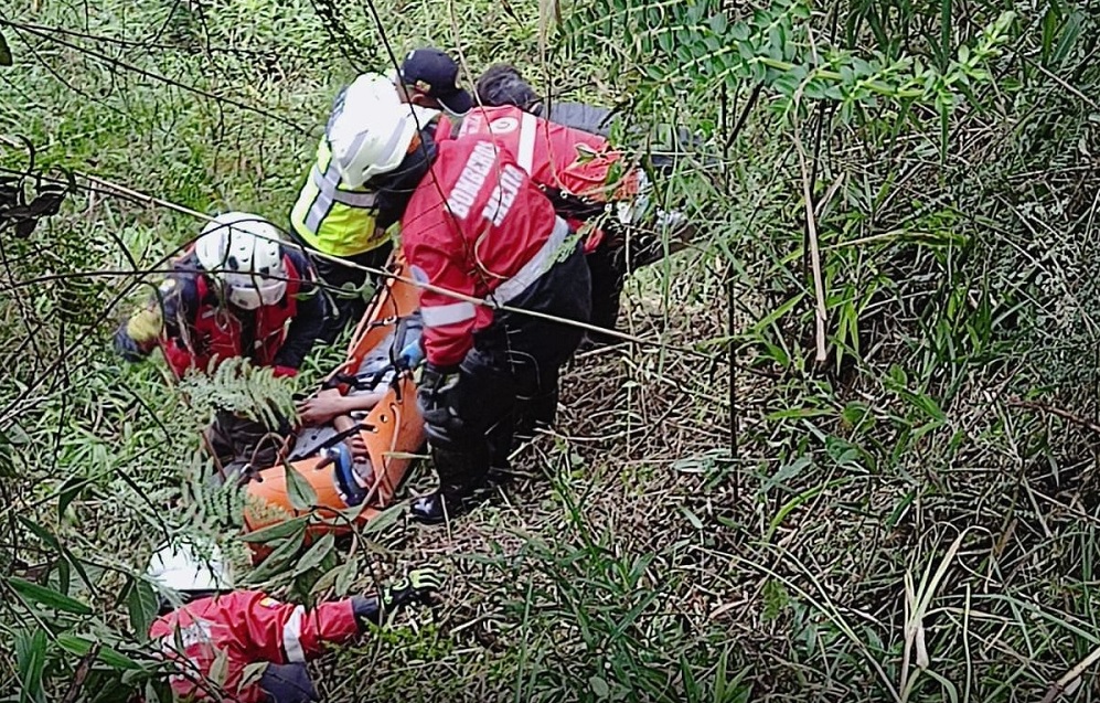 A un abismo de 100 metros de profundidad, en un tramo de la vía Alóag-Santo Domingo, cayó un vehículo tipo automóvil.