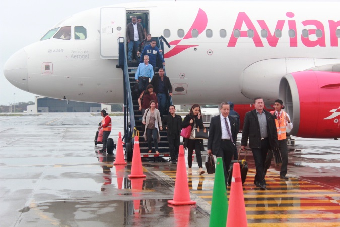 Avión de Avianca en el aeropuerto de Manta.