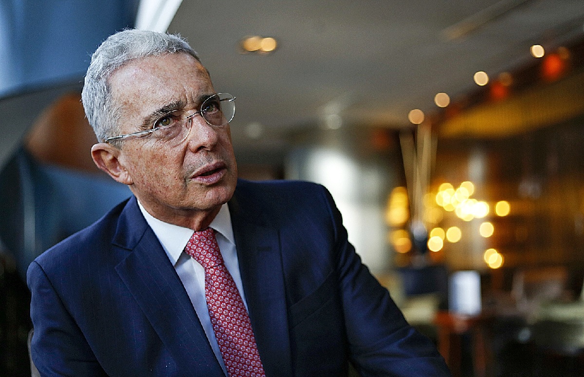 Álvaro Uribe, expresidente de Colombia, deberá responder ante la justicia de su país por una presunta manipulación de testigos.