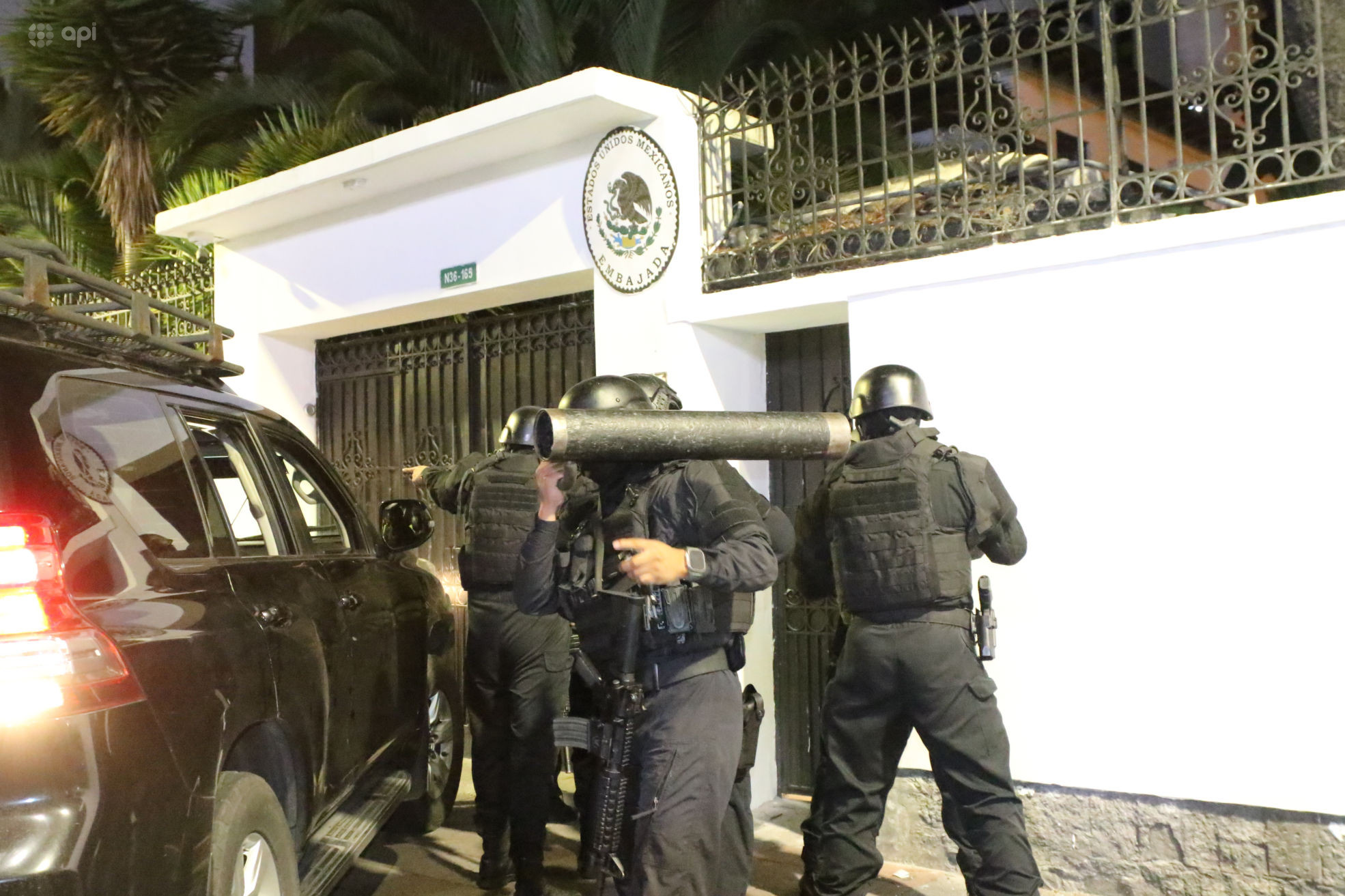 Exdiplomáticos y expertos en Derecho Internacional se refirieron a la irrupción a la Embajada mexicana en Quito, por la Policía ecuatoriana.