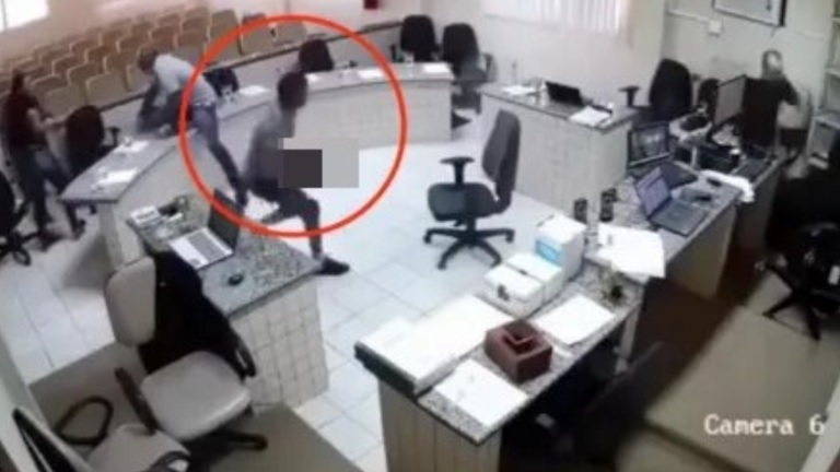 Un ataque armado durante una audiencia judicial en São José do Belmonte, un municipio brasileño, quedó registrado en video.