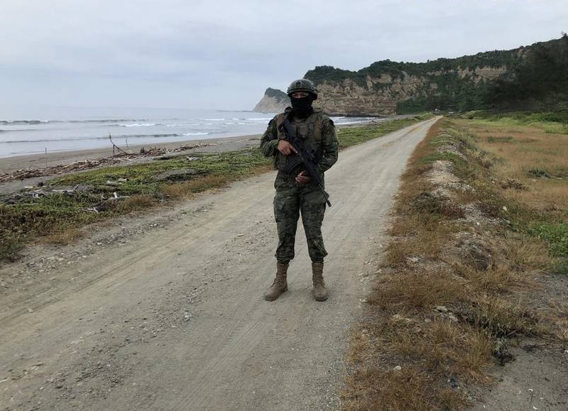 Una pista de aterrizaje clandestina y armas de fuego encontraron varios militares que patrullan a diario en el cantón Puerto López.