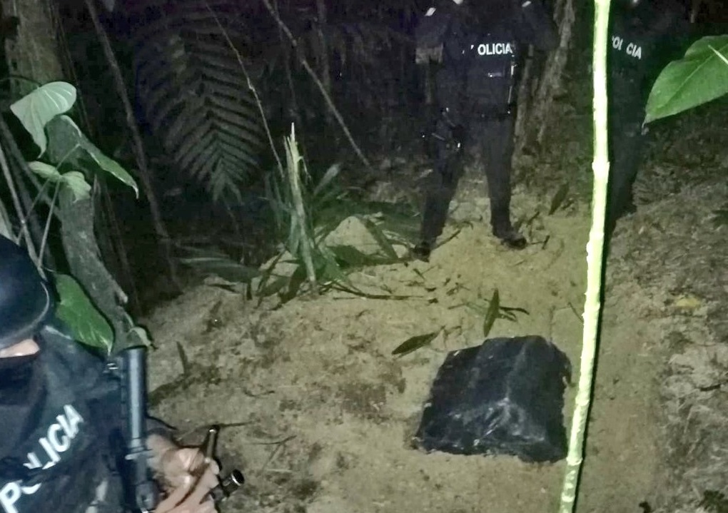 Una tonelada de droga  fue hallada e incautada en una playa ubicada en una zona rural de Manta, informó la Policía.