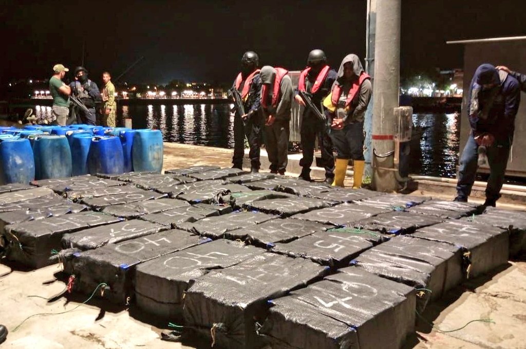 Una tonelada de droga y tres hombres detenidos dejó un operativo realizado frente a las costas de las Islas Galápagos.
