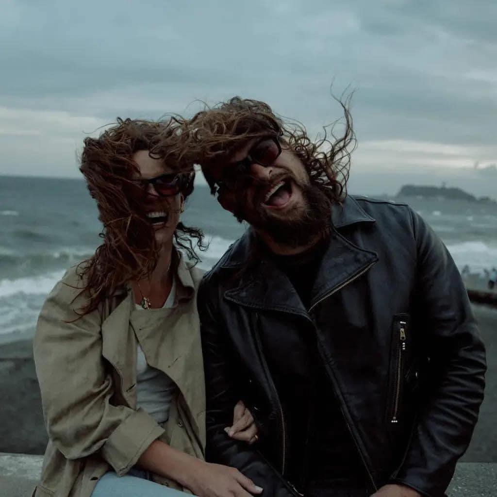 Adria Arjona y Jason Momoa