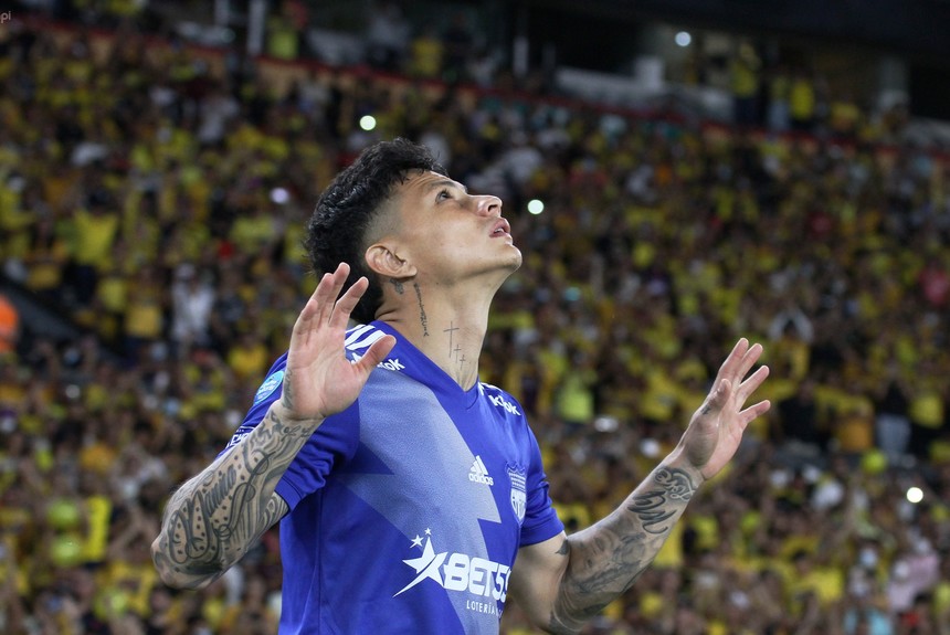 Alexis Zapata, exjugador de Emelec, le ganó una demanda, ante la FIFA, al equipo ‘eléctrico’ por una deuda vencida tras su paso por el club.