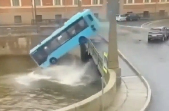 Al menos tres personas murieron y otras seis se encuentran heridas de gravedad luego que un bus cayera a un río, en Rusia.