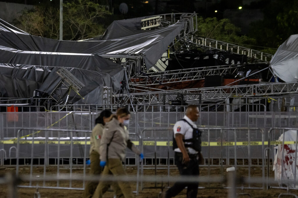 un escenario se desplomó en México