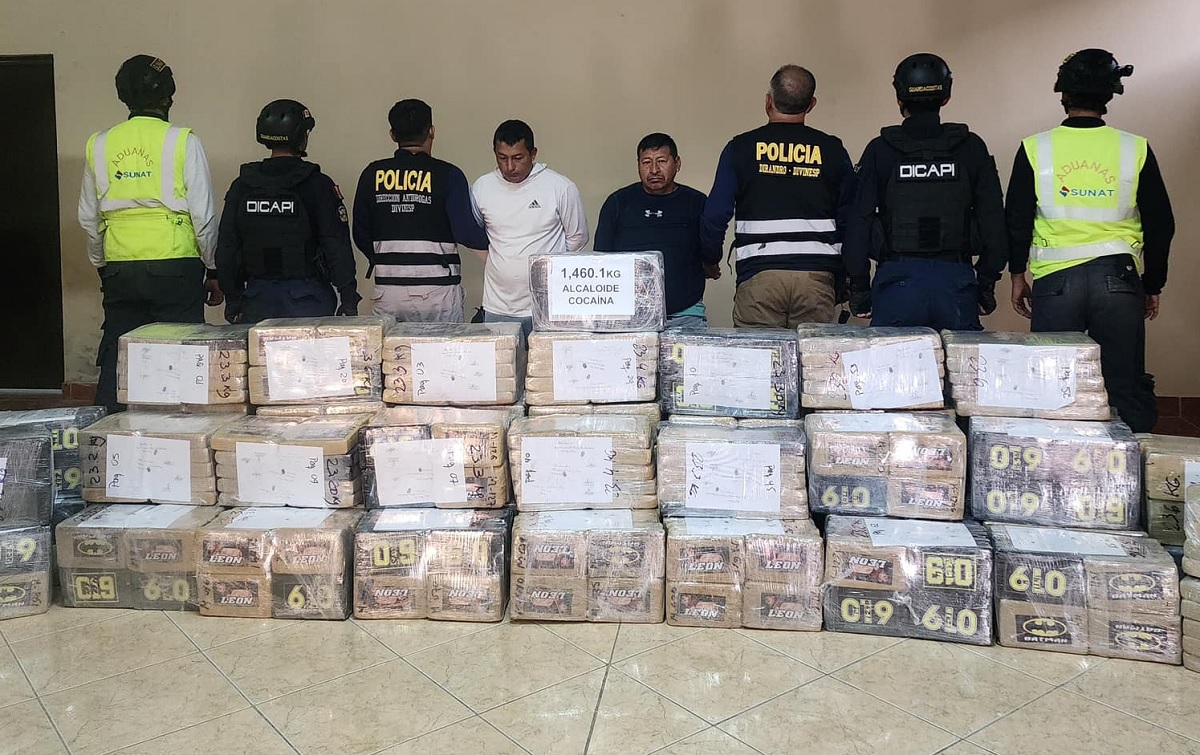 Dos ciudadanos manabitas fueron detenidos frente a Perú, el altamar mientras transportaban droga en una lancha.