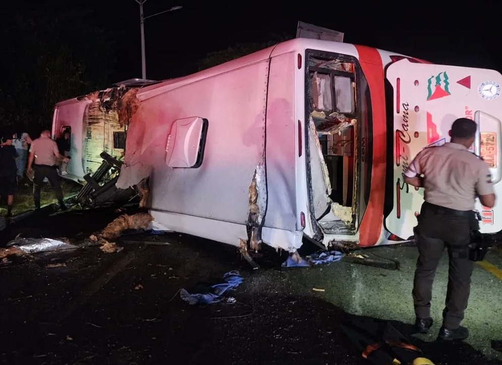 El vuelco de un bus de la cooperativa Reina del Camino dejó al menos tres muertos y al menos siete heridos en el cantón Flavio Alfaro, norte de Manabí.