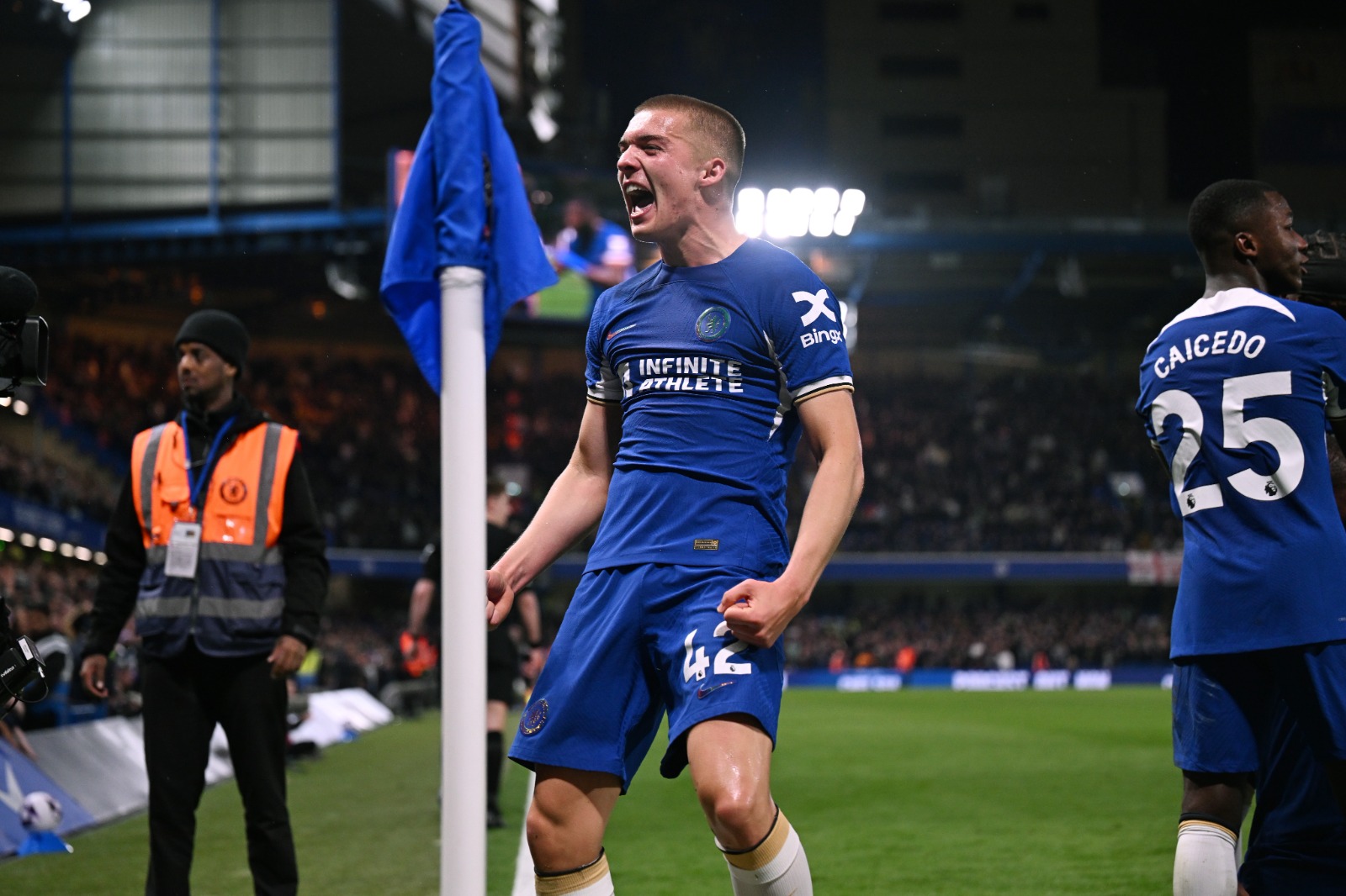 Luego de tres partidos en las penumbras, el Chelsea, de Moisés Caicedo, volvió a la senda del triunfo en el duelo londinense ante el Tottenham.