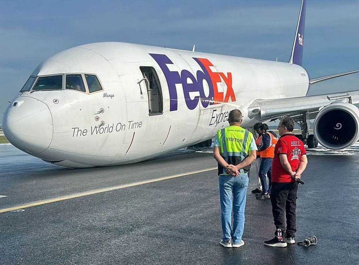 Un gran avión, modelo Boeing 767, considerado uno de los más grandes del mundo logró aterrizar sin su tren delantero.