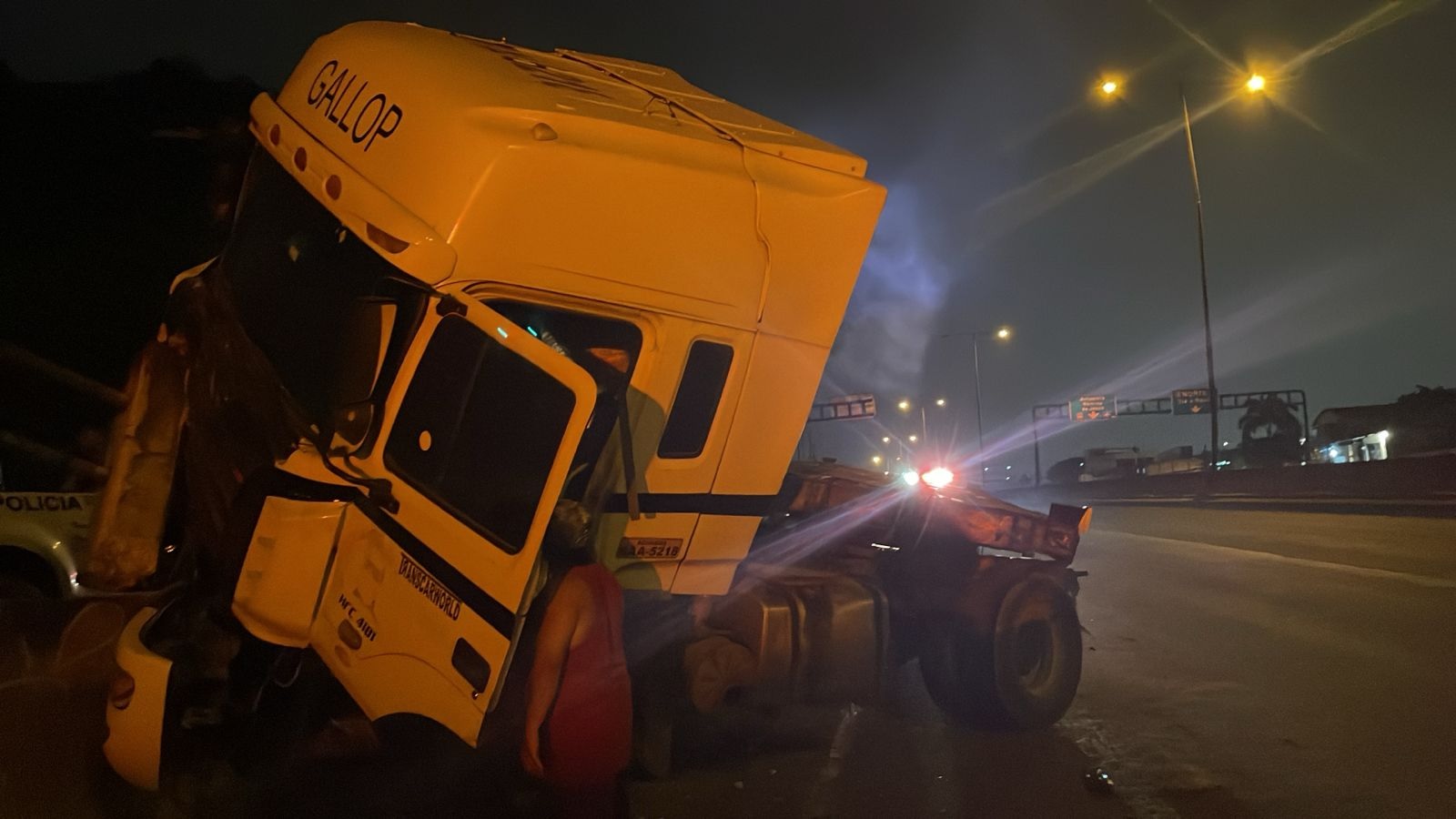 Un tráiler baleado se estrelló la madrugada de este domingo 19 de mayo del 2024 en la vía Perimetral de Guayaquil.