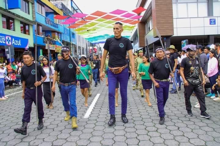 Roni Gayas mide dos metros y sería el hombre más alto de Ecuador