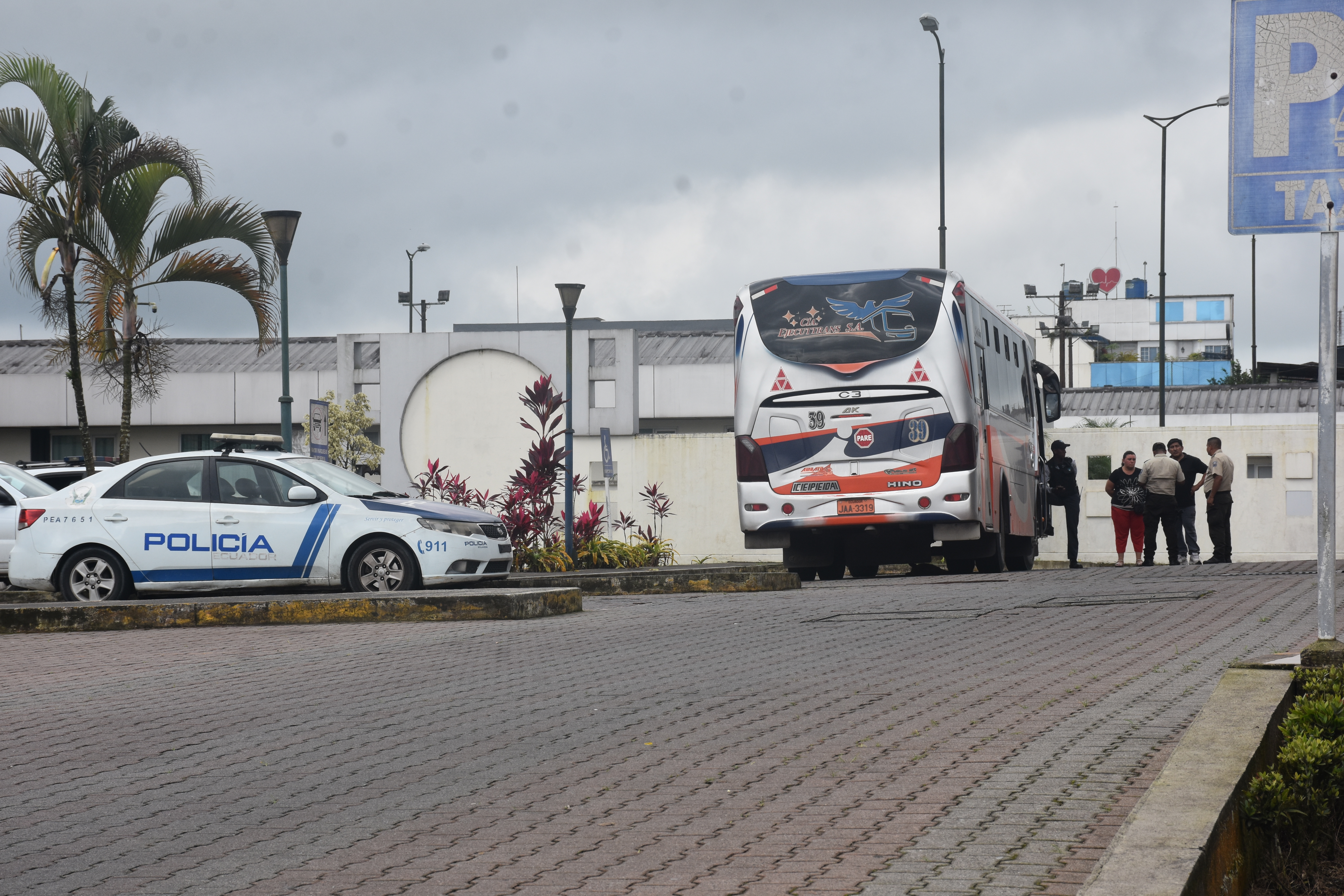 Hombre muere en un bus