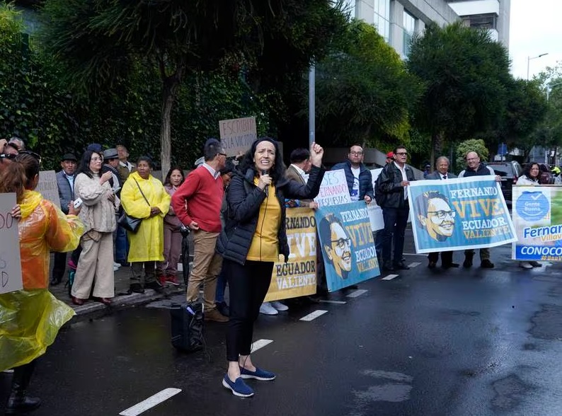 Allegados y simpatizantes de Fernando Villavicencio piden a las autoridades que se encuentre a los responsables intelectuales del crimen.