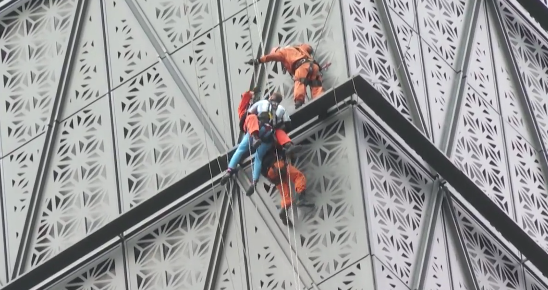 Escaló sin arnés 25 pisos de un edificio, en Argentina