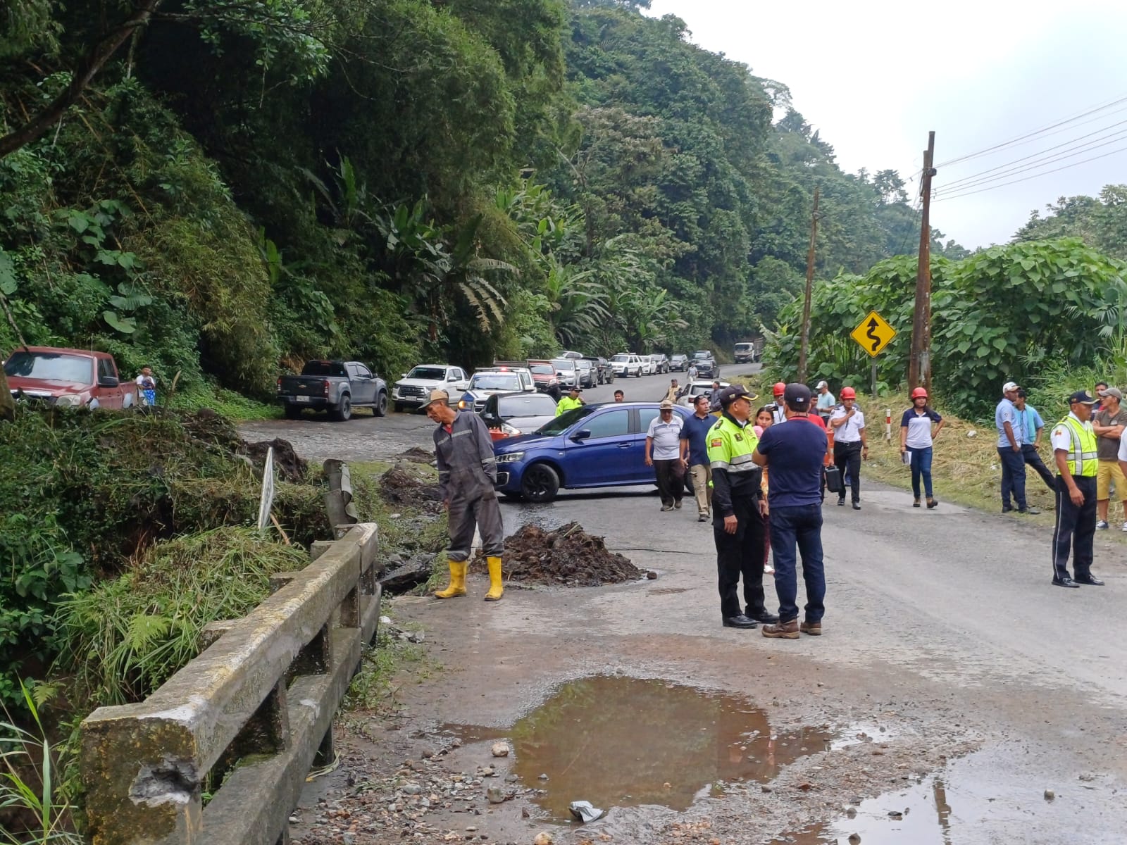 La conexión vehicular entre varias provincias y Quito se encuentra  interrumpida por la vía Alóag-Santo Domingo.