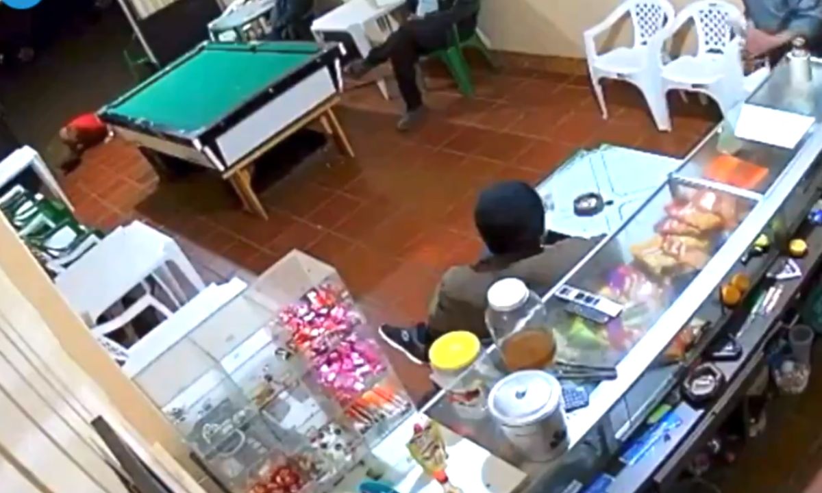 Un adulto mayor le dispara a varias personas por no ayudarlo.