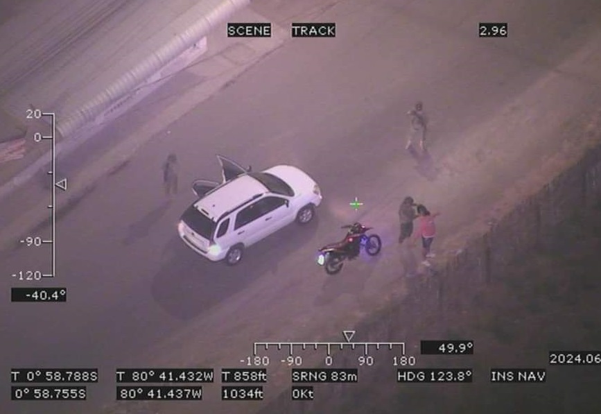 Un helicóptero de las Fuerzas Armadas sobrevoló varios sectores de la ciudad de Manta la noche del domingo 9 de junio del 2029.