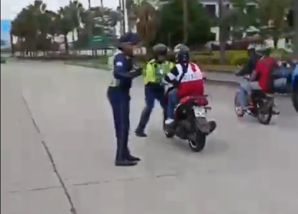 Un motociclista embistió a un agente municipal de tránsito, en Guayaquil la tarde de este miércoles 5 de junio del 2024.