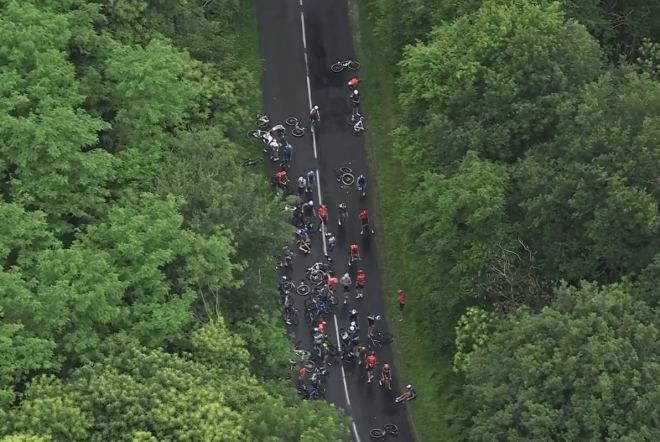 Una caída masiva se registró este jueves 6 de junio del 2024 en la etapa 5 de la carrera ciclística Critérium du Dauphiné, Francia.