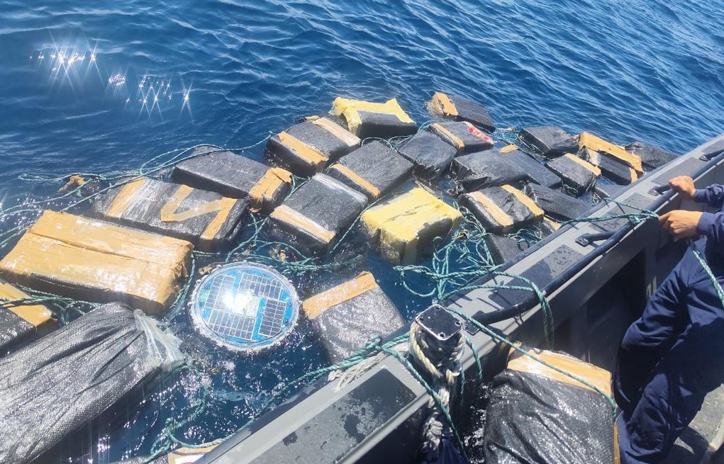 Una tonelada de droga fue abandonada en altamar, por al menos tres tripulantes de una lancha rápida, quienes huyeron.