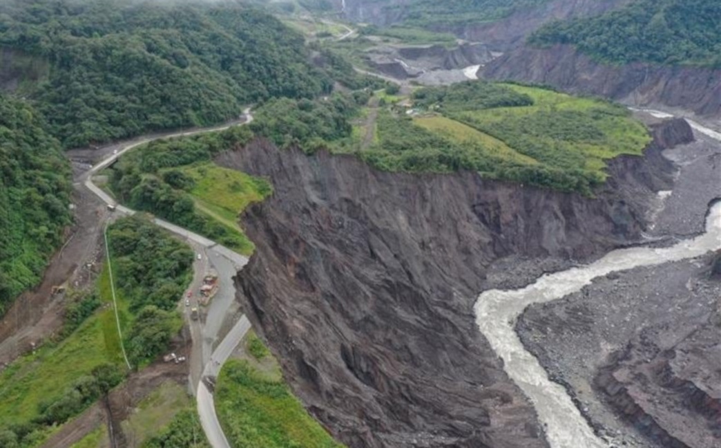 Dos obreros muertos dejó un desprendimiento de un talud a consecuencia de la erosión del Río Coca, en el oriente ecuatoriano.