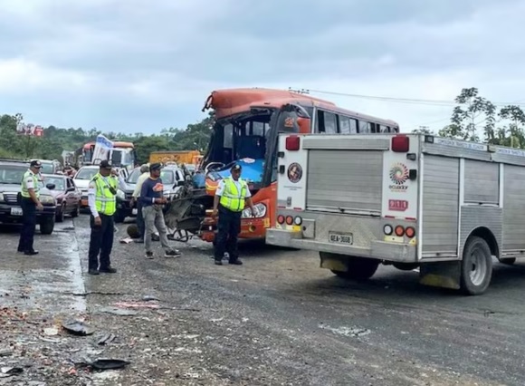 El choque de un bus de pasajeros con una volqueta dejó un fallecido y nueve personas heridas en la carretera estatal E-25.