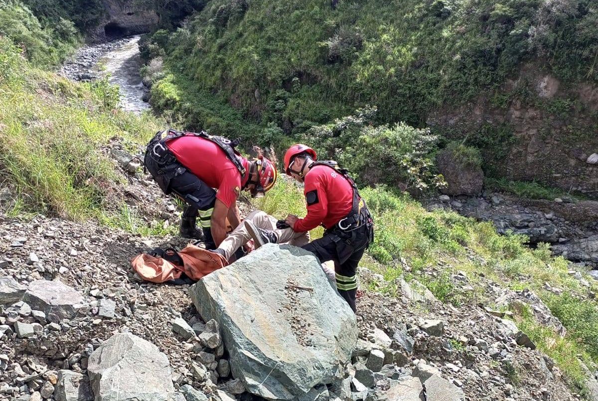Tres personas mueren durante accidente, carro car a un abismo
