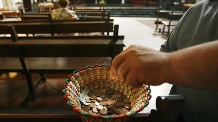 se llevan el dinero de las ofrendas de una iglesia
