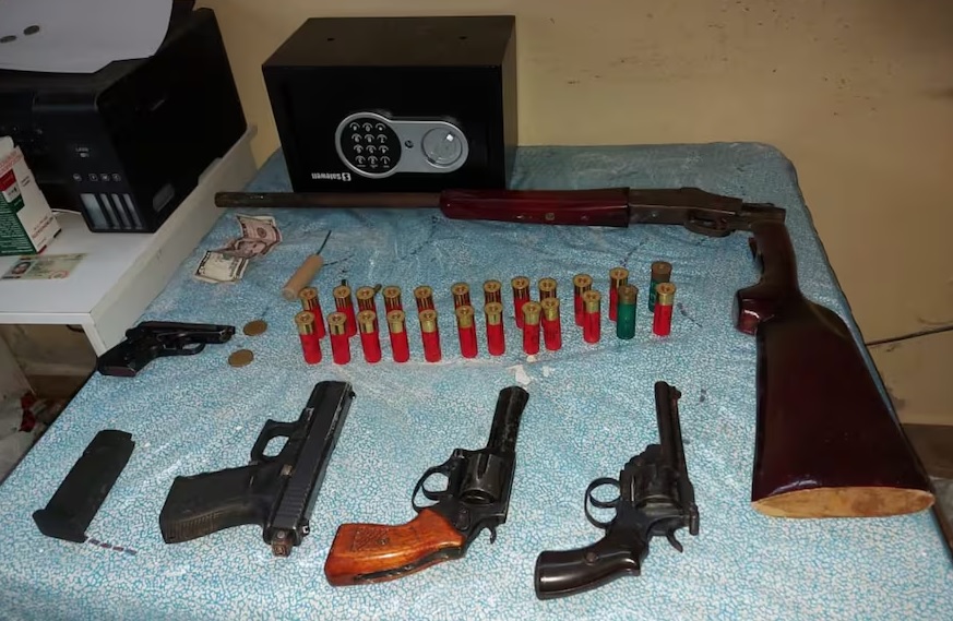 Dos supuestos miembros de la organización delictiva Los Choneros cayeron detenidos en Portoviejo, capital de Manabí.
