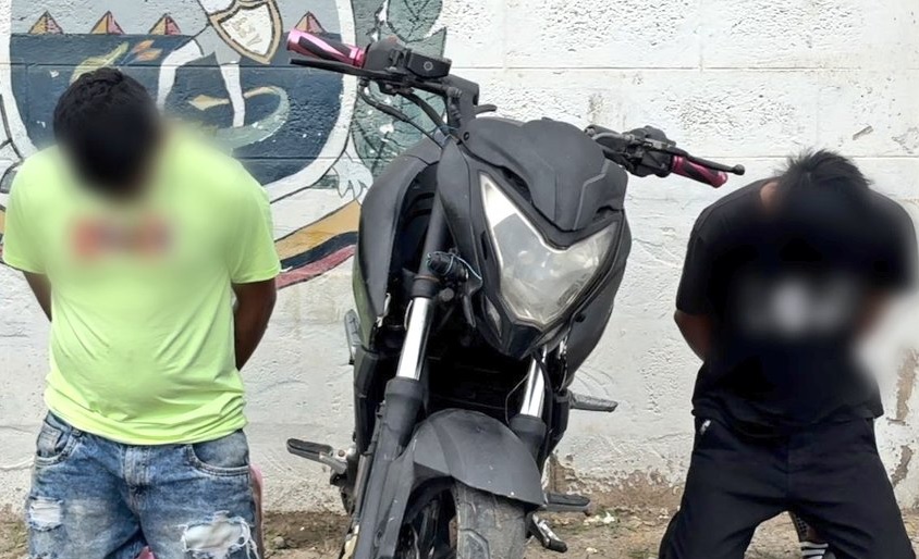 Lo que inició como una persecución en las calles de Salinas, terminó con el decomiso de un importante arsenal de armas de fuego.