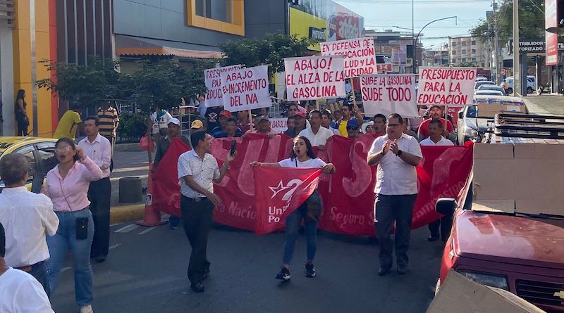 Organizaciones sociales de Manabí marchan por alza de precio en gasolinas