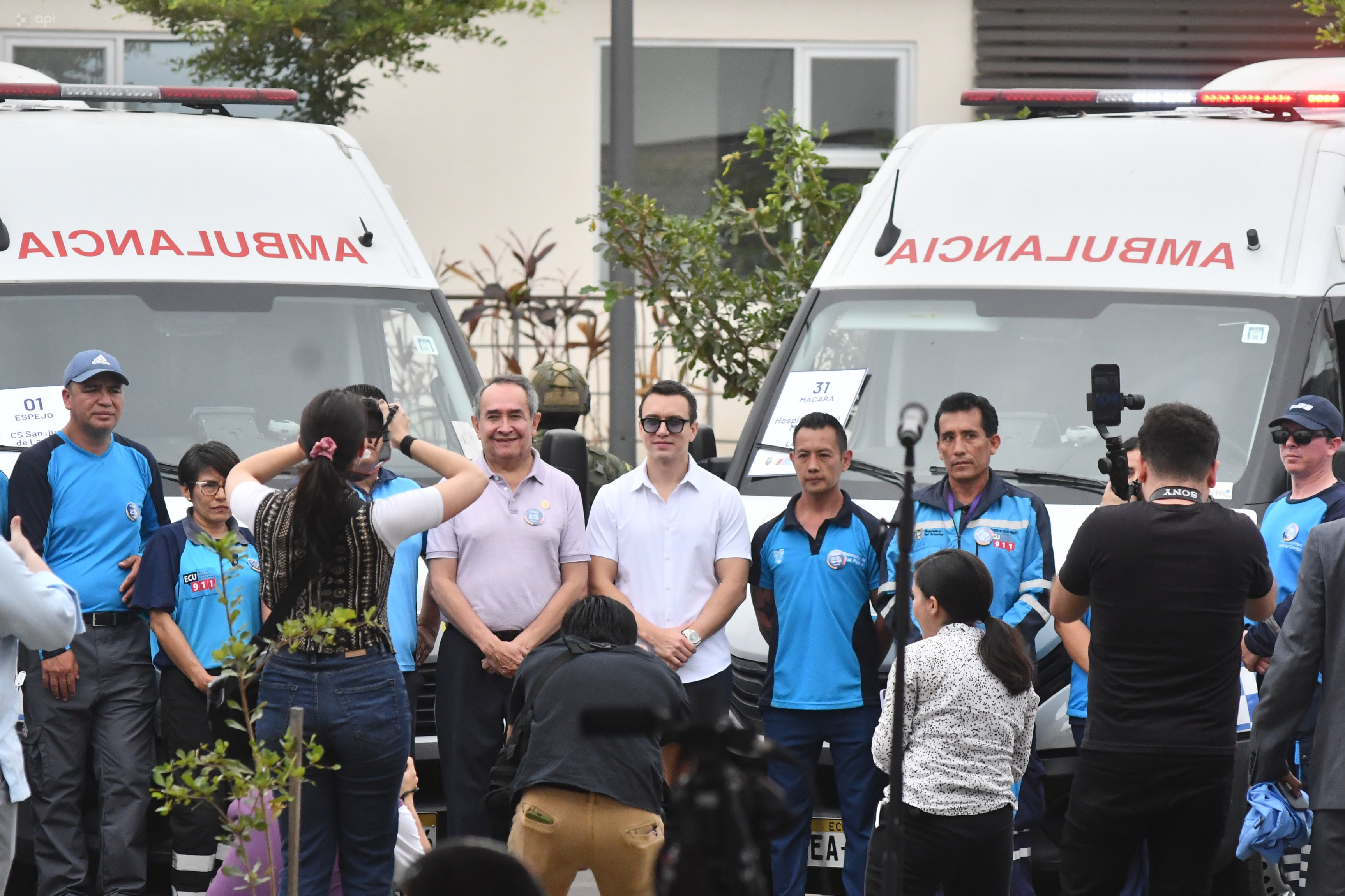 El Presidente Daniel Noboa entrega 49 ambulancias para 16 provincias