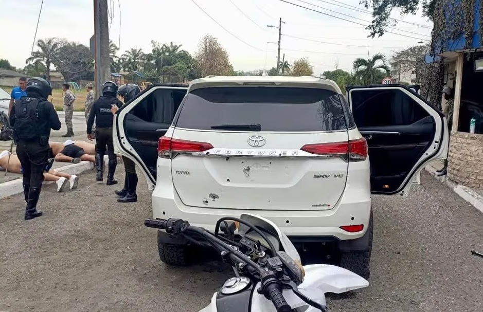 Cuatro hombres se salvaron de ser asesinados luego que irrumpieron violentamente a una base militar en Guayaquil.