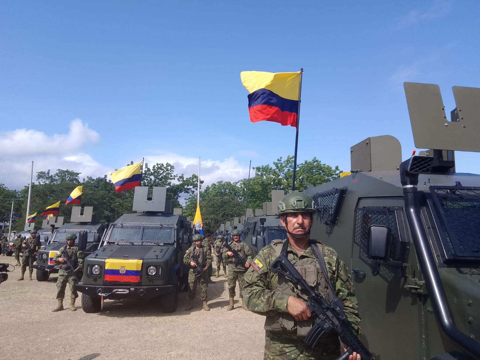 Daniel Noboa entregó en Portoviejo vehículos militares para Manabí