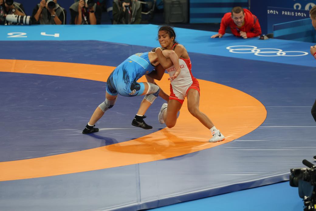 Lucía Yépez va por todo en semifinales de lucha en París 2024