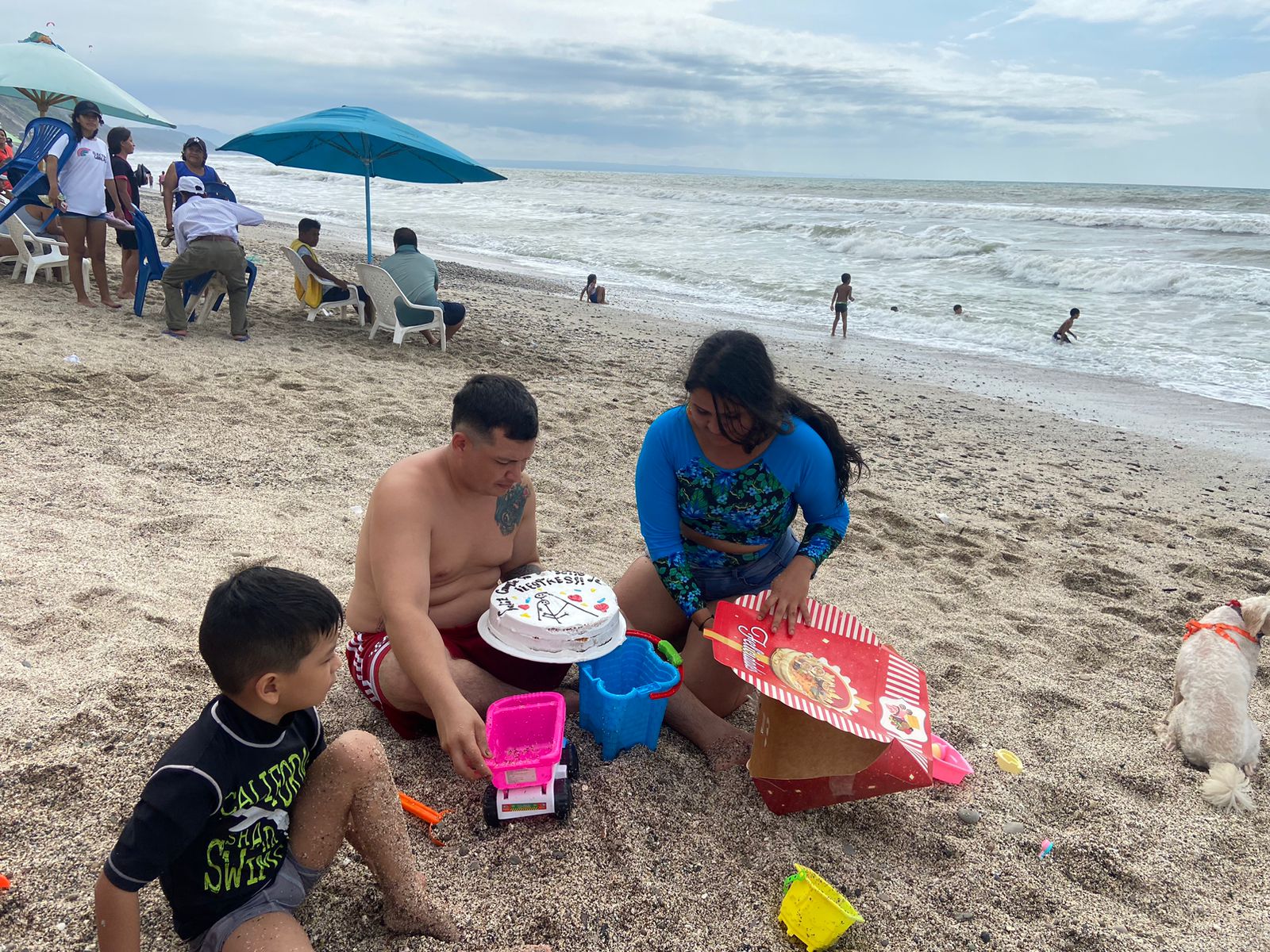 La playa de Crucita recibe a decenas de bañistas el primer día del 2024