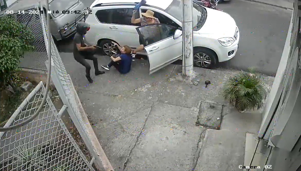 Dos mujeres se enfrentan a un delincuente durante brutal asalto en Guayaquil