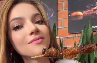 Mara Topic come gusanos en su visita a Puyo