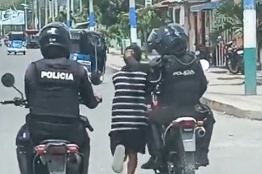 Policías agarran del cabello a sujeto sospechoso