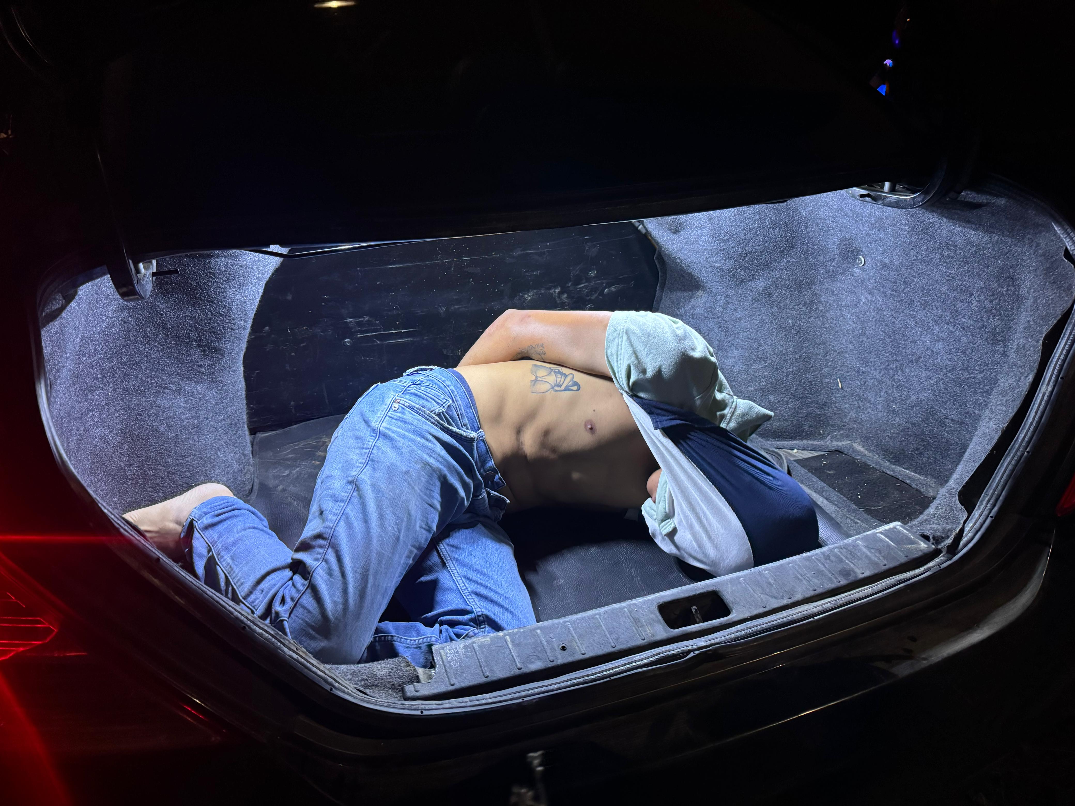 delincuentes colocaron en el maletero a un taxista