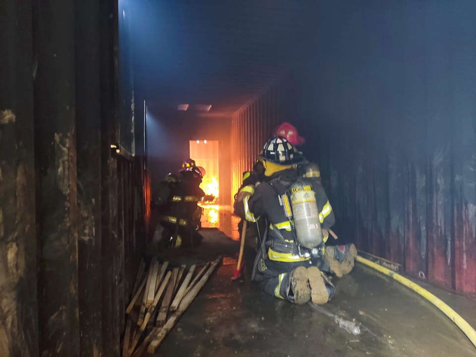 Voraz incendio se registró en el barrio Jipijapa de Manta, Manabí