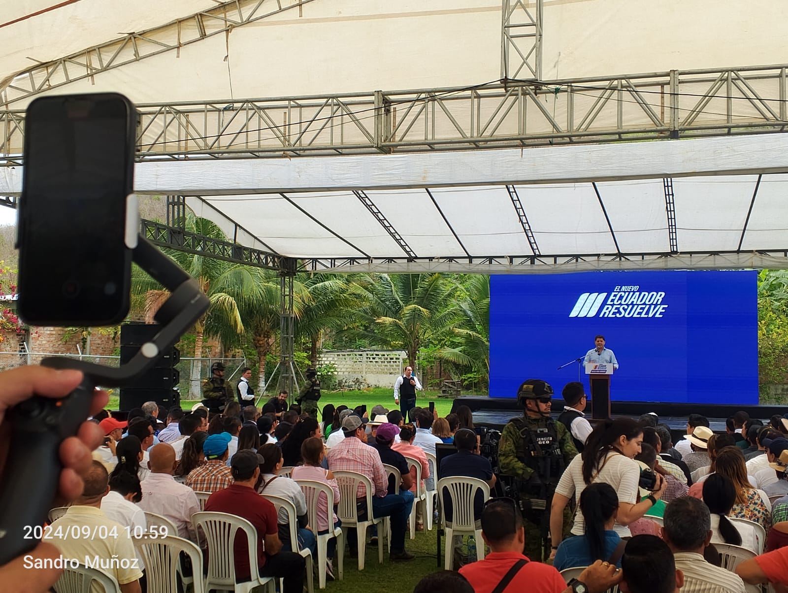 Daniel Noboa hizo la entrega simbólica de tres proyectos de riego para Manabí