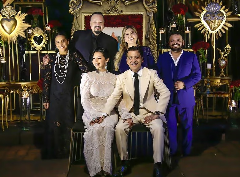 El cantante mexicano Pepe Aguilar ofreció una entrevista, donde aseguró que le tocó pagar la boda de su hija Ángela.