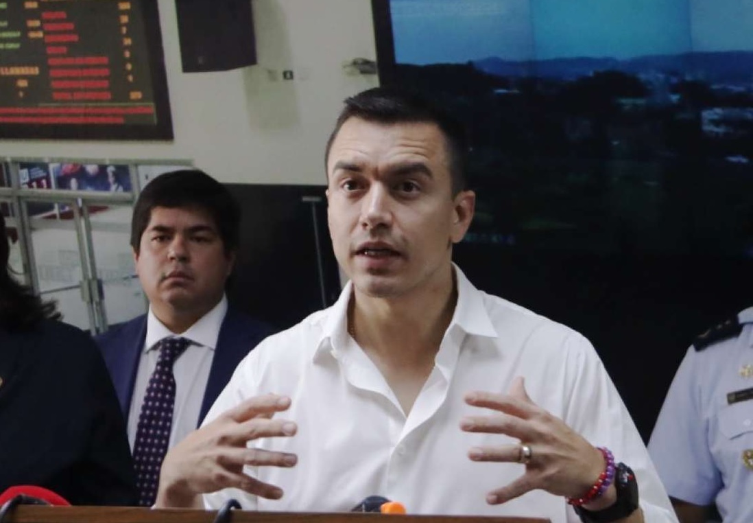 El presidente Daniel Noboa regresa a Ecuador para “comandar los esfuerzos ante el enemigo al que nos enfrentamos”.